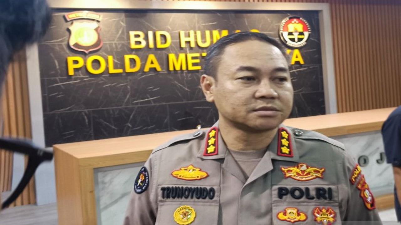 Kabid Humas Polda Metro Jaya Kombes Pol Trunoyudo Wisnu Andiko saat diwawancarai di Polda Metro Jaya, Selasa (4/4/2023) ANTARA/Ilham Kausar