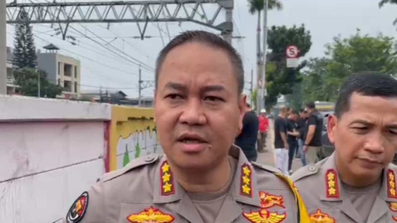 Kabid Humas Polda Metro Jaya Kombes Trunoyudo Wisnu Andiko saat memberikan keterangan terkait tewasnya Kasat Narkoba Polres Metro Jakarta Timur AKBP Buddy Alfrits Towoliu di Stasiun Jatinegara, Sabtu (29/4/2023). (ANTARA/Tangkapan layar video)