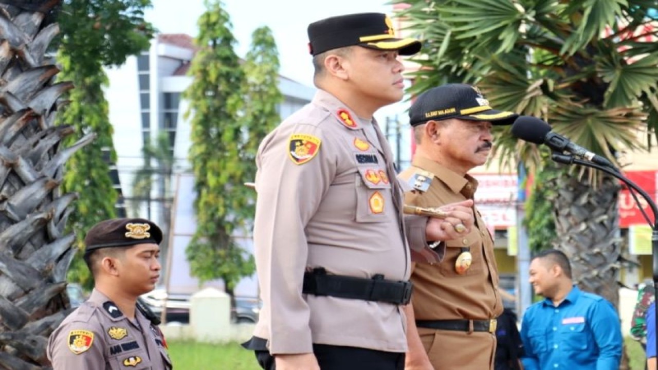 Kapolres Gowa AKBP Reonald TS Simanjuntak (kiri) Wakil Bupati Gowa Abd Rauf Malaganni Kareng Kio (kanan) saat memimpin gelar pasukan Operasi Ketupat di halaman Istana Tamalate Balla Lampoa Kabupaten Gowa, Sulawesi Selatan, Senin (17/4/2023). ANTARA/HO/Dokumentasi Polres Gowa.
