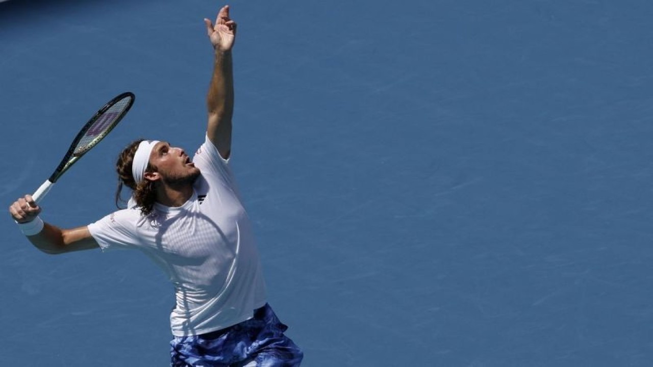 Petenis Yunani Stefanos Tsitsipas melakukan servis melawan petenis Chile Cristian Garin pada hari kedelapan Miami Open di Hard Rock Stadium, Miami, Florida, AS, Senin (27/3/2023). (ANTARA/REUTERS/USA TODAY SPORTS/Geoff Burke)