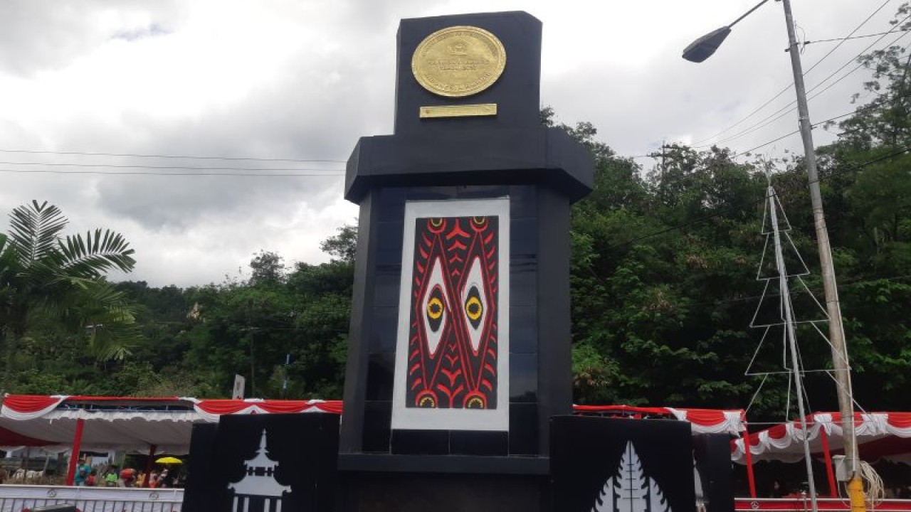 Tugu Harmoni Award yang berada di Kota Jayapura sebagai simbol kerukunan umat beragama di Papua (ANTARA/Ardiles Leloltery)
