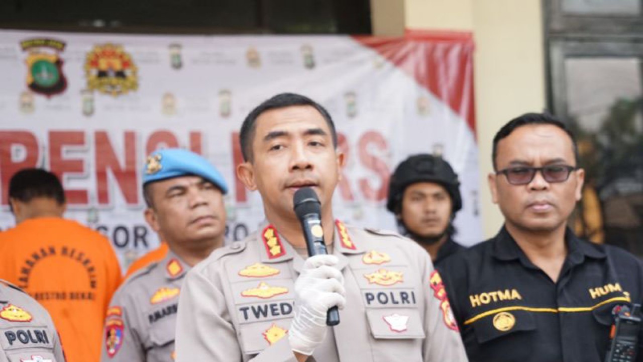 Kapolres Metro Bekasi Komisaris Besar Twedy Bennyahdi menjelaskan kronologis pengungkapan kasus pencurian uang tunai modus ganjal mesin ATM di Kabupaten Bekasi, Jawa Barat, Rabu (12/4/2023). (ANTARA/Pradita Kurniawan Syah).