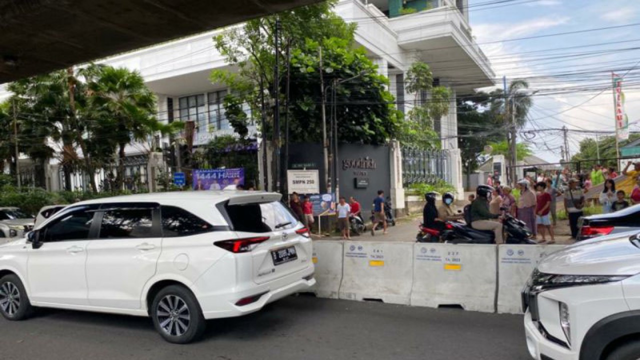 Penutupan titik putar balik (u-turn) di Jalan Pangeran Antasari, Jakarta, Kamis (30/3/2023). ANTARA/Luthfia Miranda Putri/aa.