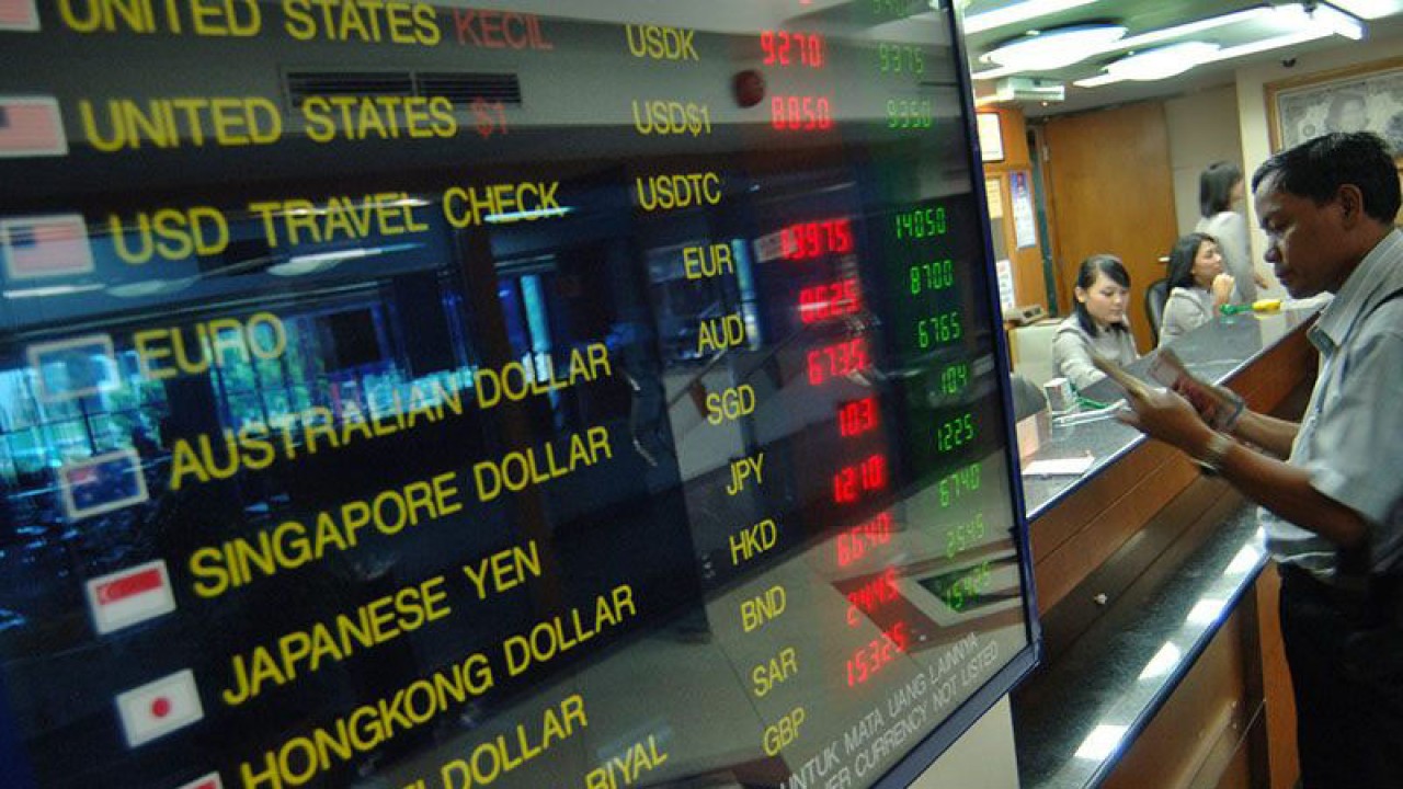 Ilustrasi - Seorang nasabah menghitung uang di salah satu tempat penukaran valuta asing di Jakarta. FOTO ANTARA/Puspa Perwitasari/nz/aa