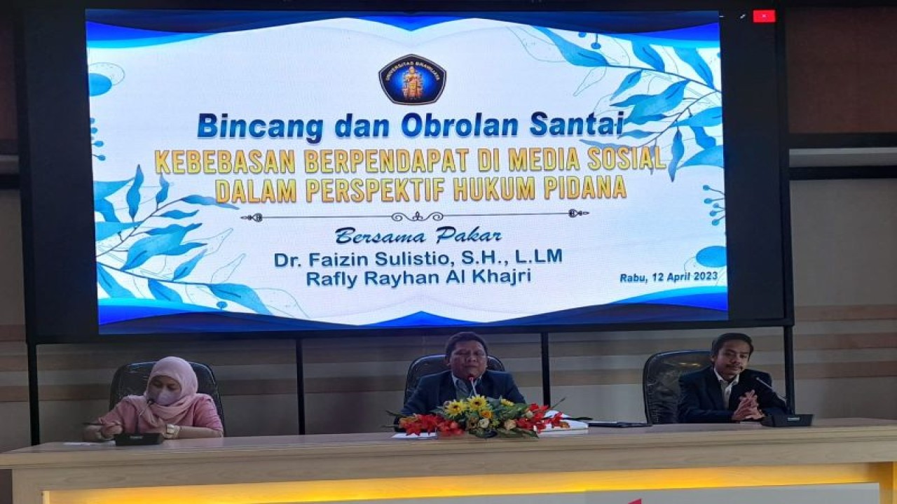 Ahli hukum pidana Universitas Brawijaya (UB) Dr. Faizin Sulistio, S.H., LL.M. (tengah) dan Presiden Eksekutif Mahasiswa (EM) UB Rafly Rayhan Al Kahri (paling kanan) saat berbincang santai bersama media di kampus Universitas Brawijaya (UB), Malang, Jawa Timur, Rabu (12/4/2023). ANTARA/Endang Sukarelawati