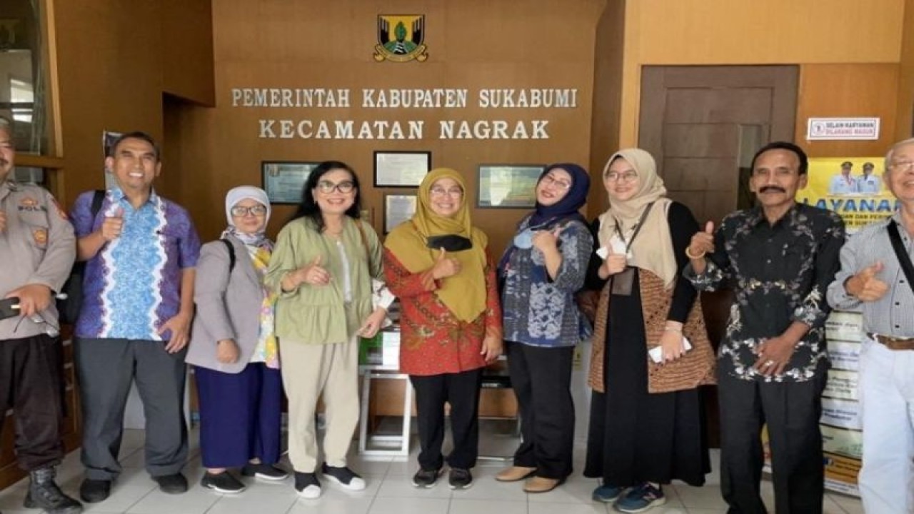Tim Penelitian dan Pengabdian Masyarakat Klaster Collaborative Governance and Dynamic Public Services (CGDPS) FIA UI ketika berkunjung ke Kecamatan Nagrak, Sukabumi. (ANTARA/HO: Humas UI)