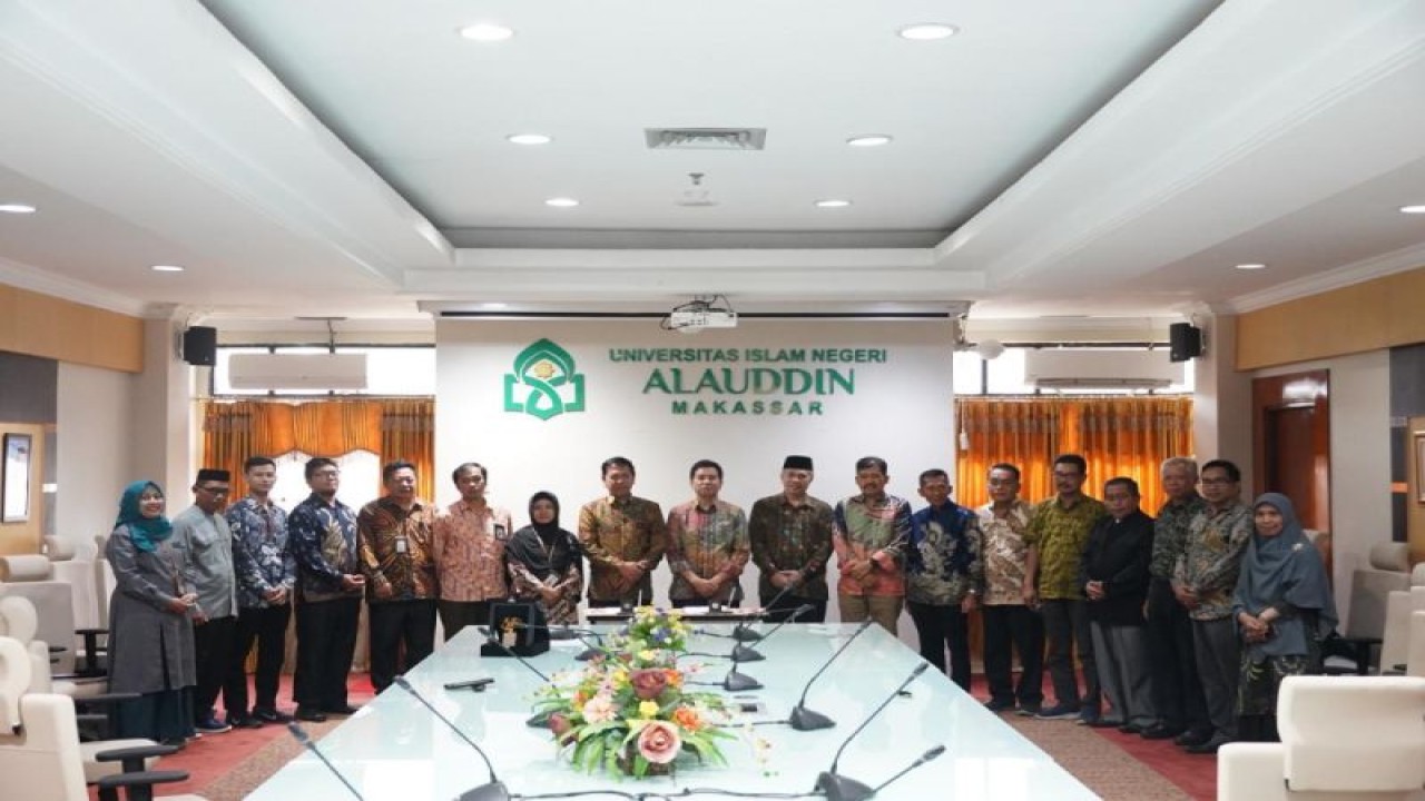 Para petinggi UIN Alauddin dan BPS Gowa berfoto bersama usai menjalin kesepakatan kerja sama tridarma Perguruan Tinggi.ANTARA/HO-UIN Alauddin