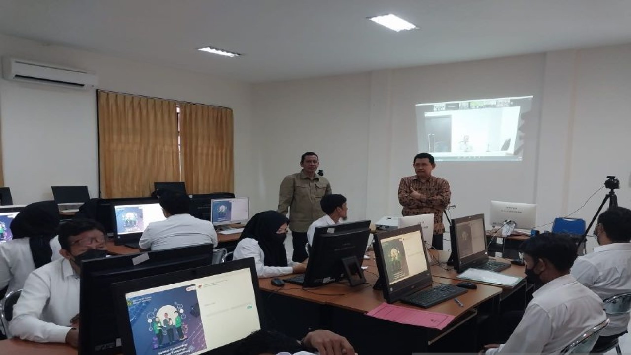 Rektor UIN Datokarama Palu Profesor Sagaf S Pettalongi didampingi Kepala Biro Administrasi Umum, Perencanaan, dan Keuangan (AUPK) UIN Datokarama Suleman, meninjau persiapan pelaksanaan SKTT bagi PPPK UIN Palu, Rabu (12/4/2023). (ANTARA/Muhammad Hajiji)