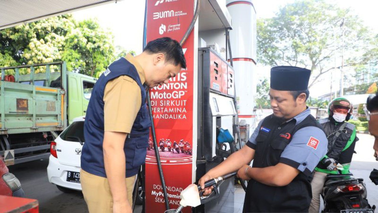 Dinas Perindustrian, Perdagangan, Koperasi dan Usaha Kecil Menengah (Disperindagkop UKM) melakukan uji tera alat-alat takar di SPBU wilayah Jatiuwung khususnya jalur mudik, Senin (ANTARA/HO)