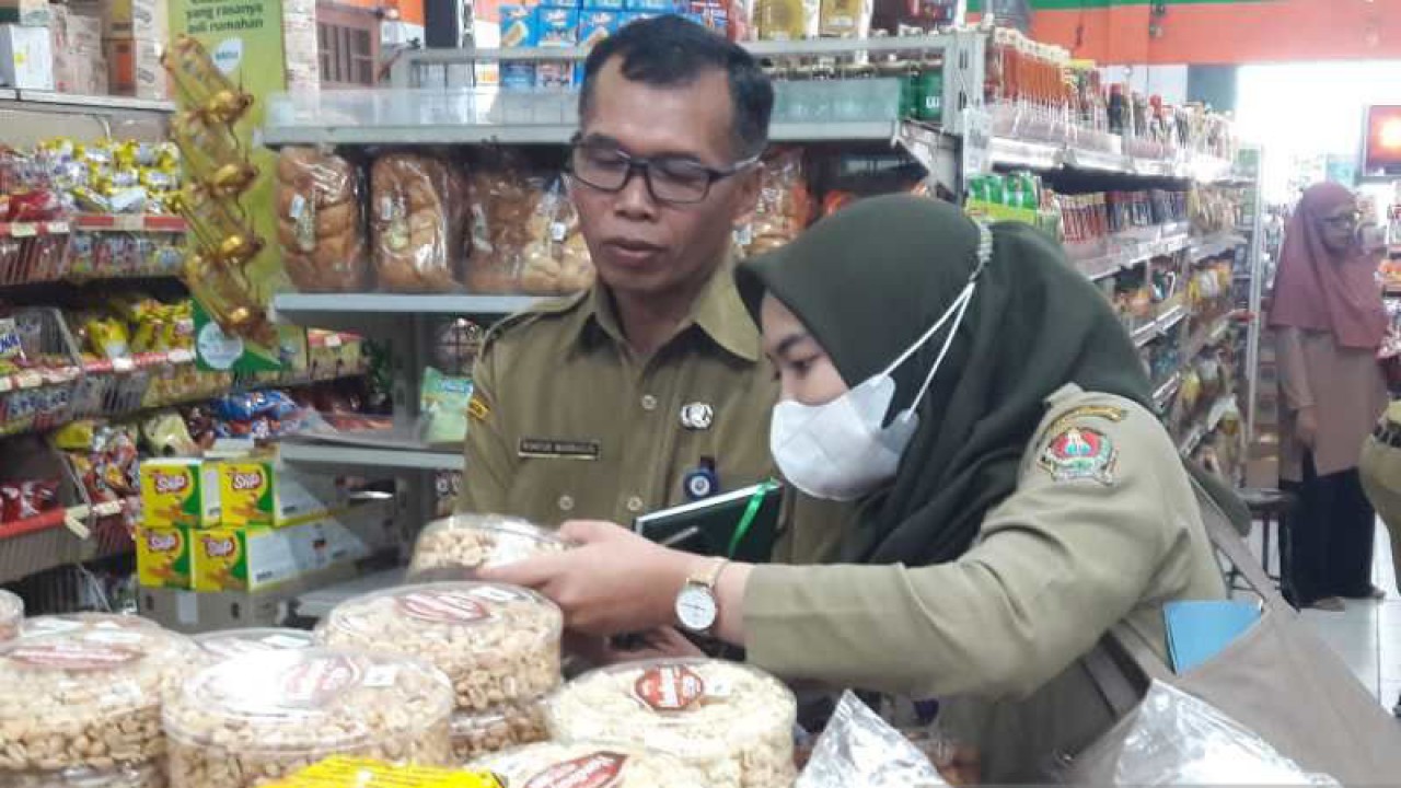 Petugas Dinas Koperasi, UKM, dan Perdagangan Kabupaten Temanggung melakukan pengecekan barang beredar di toko swalayan. ANTARA/Heru Suyitno