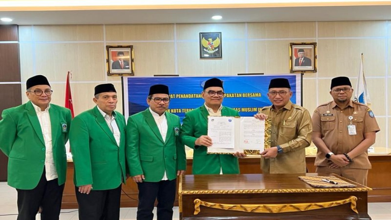 Rektor Unhas Prof Dr Basri Modding (tiga kanan) dan Walikota Ternate Tauhid Soleman (dua kanan) berfoto bersama usia MoU di Tarnate, Maluku Utara.ANTARA/HO-UMI