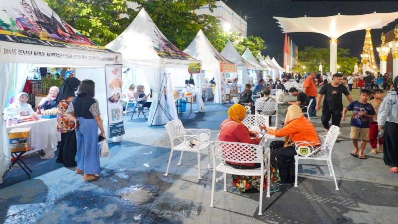 Pelaku UMKM makanan dan minuman di kawasan Pahlawan Religi Center (PRC) banyak dikunjungi orang saat hari libur. Tempat wisata buatan dengan ikon unggulan replika Kabah itu banyak digemari wisatawan dari berbagai daerah, tak heran, hal itu menjadi berkah tersendiri bagi pelaku UMKM di kawasan tersebut.  ANTARA/HO-Diskominfo Kota Madiun