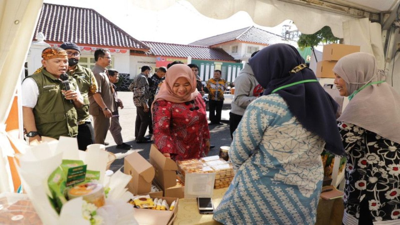 Bupati Sleman Kustini Sri Purnomo meninjau stand UMKM di Pasar Lebaran Sleman 2023 yang berlangsung di Lapangan Pemda Sleman, Rabu (12/4/2023). ANTARA/HO-Bagian Prokopim Setda Sleman