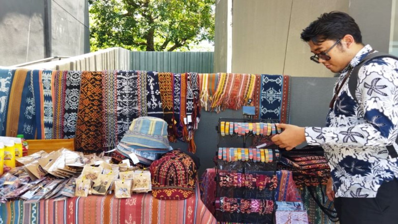 Pengunjung melihat beberapa produk UMKM di Gua Batu Cermin, Labuan Bajo, Manggarai Barat, NTT. (ANTARA/Fransiska Mariana Nuka)