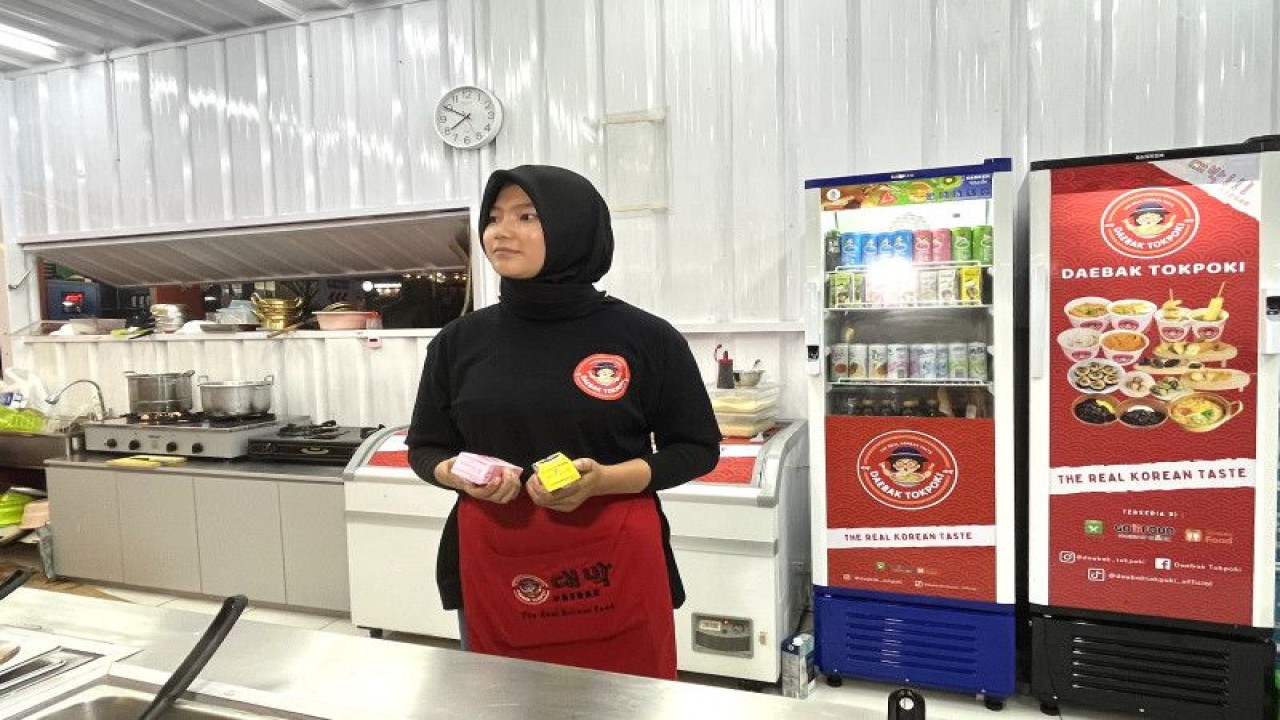 Pegawai Daebak Tokpoki Pipin ketika sedang menerangkan tentang varian rasa susu Daebak Tokpoki di Rest Area ​​​​​​​KM 45 A Tol Jagorawi, Kabupaten Bogor, Jawa Barat, Kamis (20/4/2023). ANTARA/M. Baqir Idrus Alatas