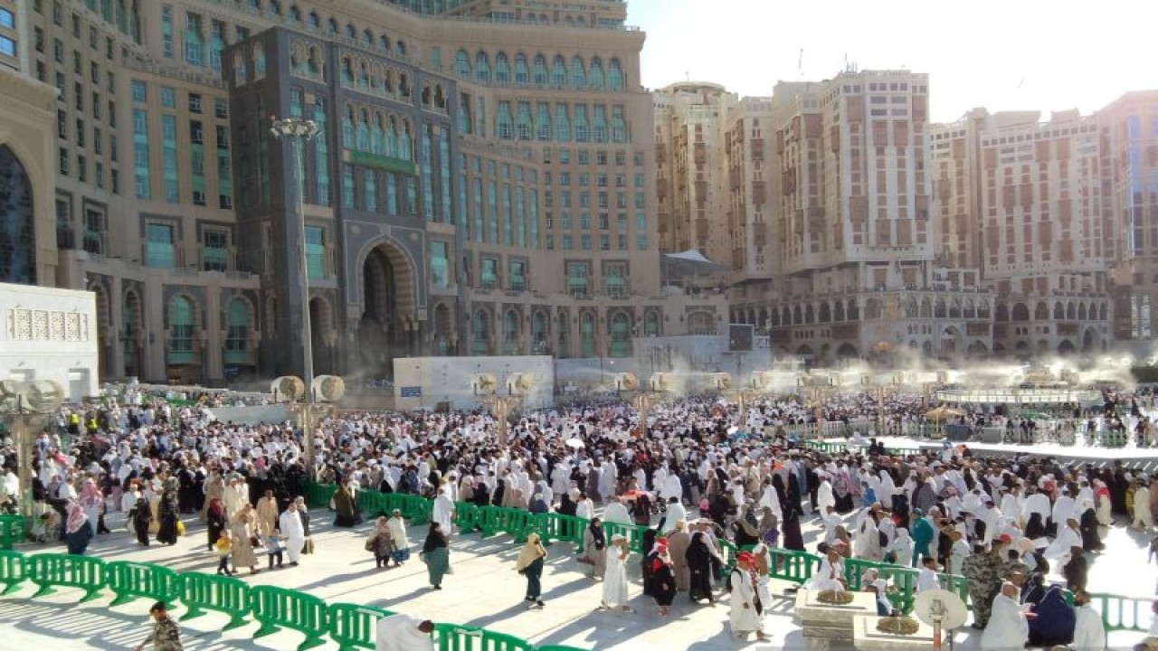 Suasana di pelataran Masjidil Haram, Mekkah, Arab Saudi, saat sore hari di bulan Ramadhan, Senin (3/4/2023). (ANTARA/HO-Edy Supriatna Syafei)