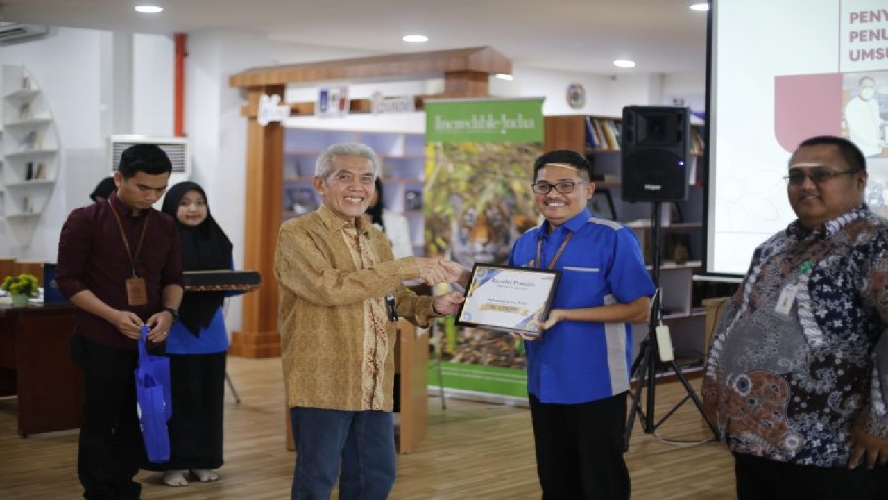 Universitas Muhammadiyah Sumatera Utara (UMSU) menyerahkan royalti kepada 130 penulis buku terbitan UMSU Press tahun 2023 di BI Corner UMSU, Jalan Kapten Muktar Basri No 3 Medan. (ANTARA/HO)