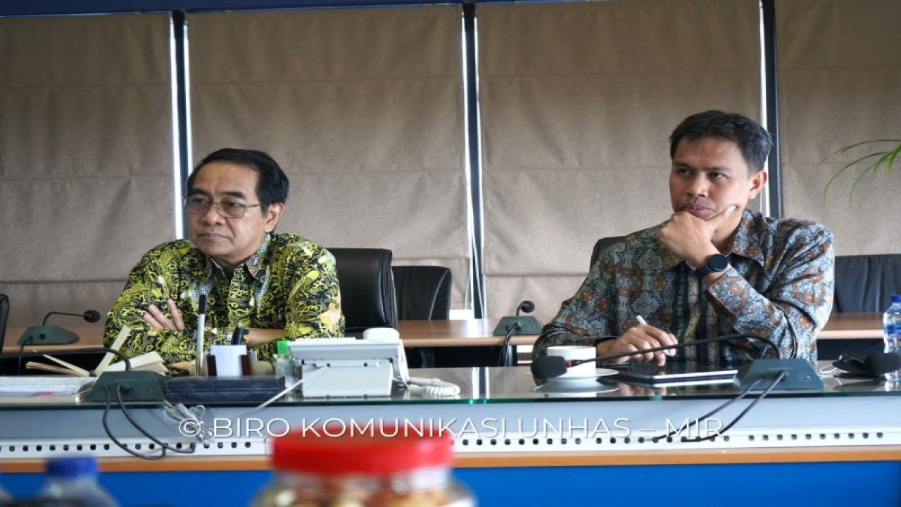 Rektor Unhas Prof Dr Jamaluddin Jompa (kiri) bersana Dekan Peternakan bahas rencana pembangunan kandang tertutup di Makassar, Jumat,(27/4/2023).ANTARA/HO-Unhas