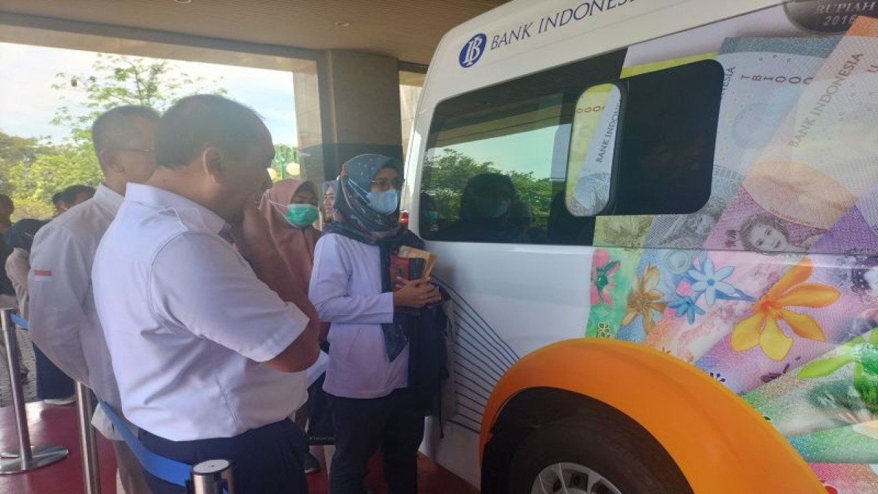 Wali Kota Jakarta Barat, Uus Kuswanto, saat menunjau tempat penukaran uang di kantor Wali Kota Jakarta Barat, Rabu (5/4/2023) ANTARA / Walda