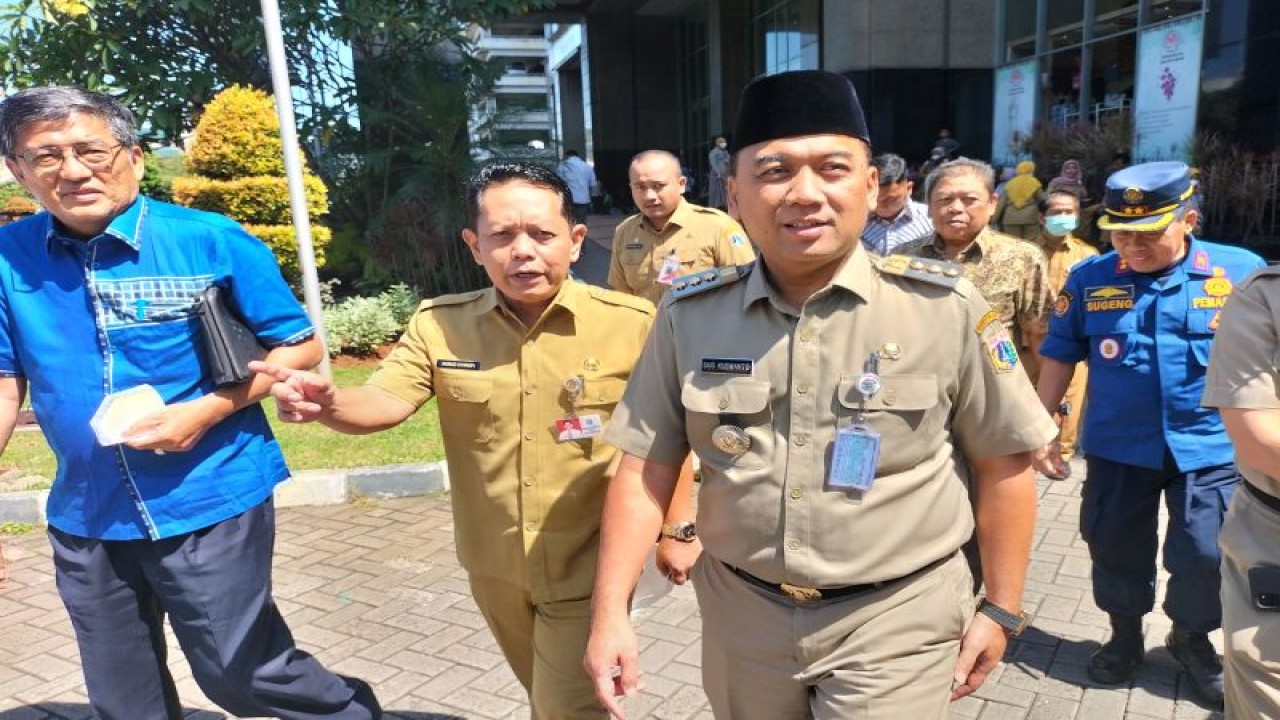 Wali Kota Jakarta Barat Uus Kuswanto saat menuju lokasi Festival Bedug di halaman kantor Wali Kota Jakarta Barat, Senin (17/4/2023). ANTARA/Walda