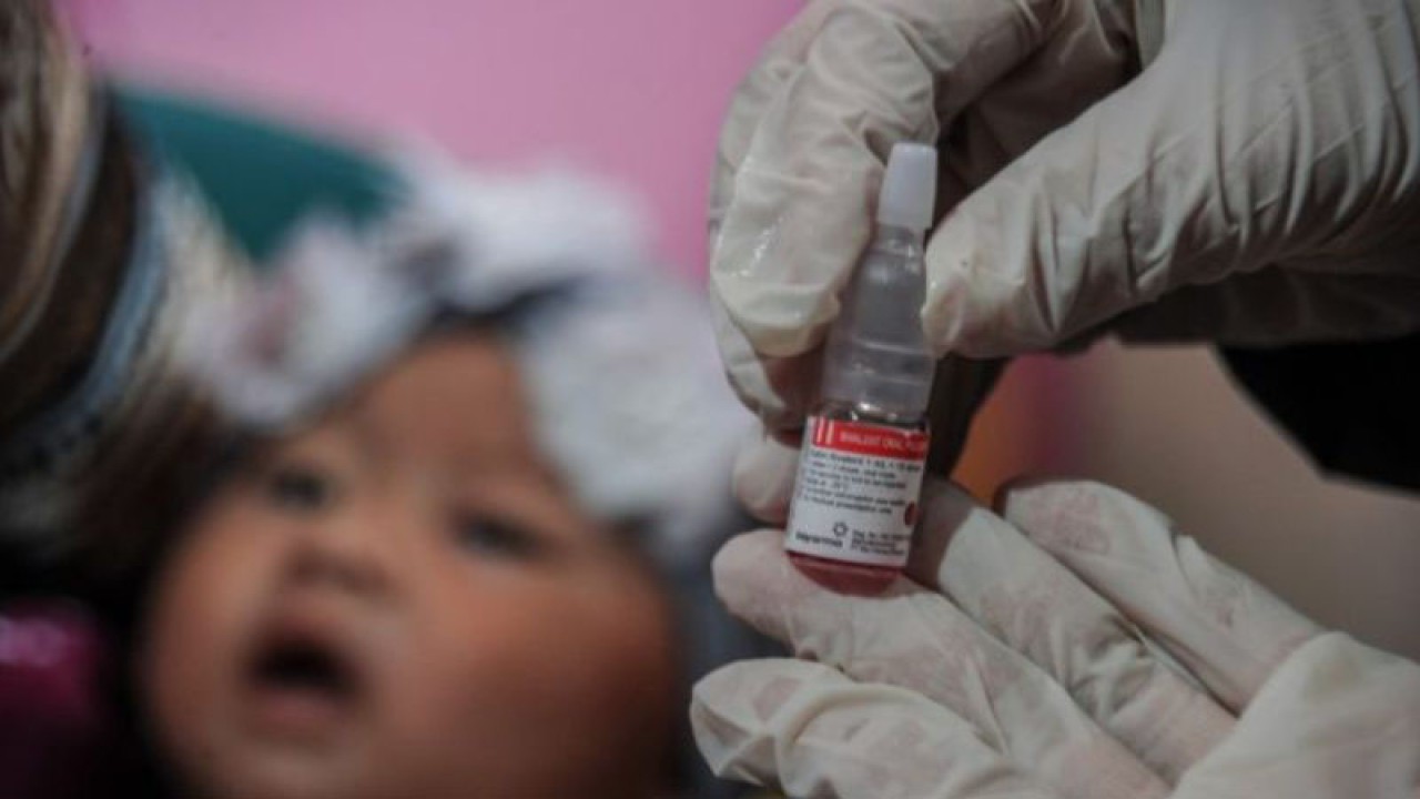 Tenaga kesehatan menunjukkan vaksin polio sebelum diberikan kepada seorang balita di Puskesmas Dago, Bandung, Jawa Barat, Senin (21/11/2022). (ANTARA FOTO/Raisan Al Farisi/agr)