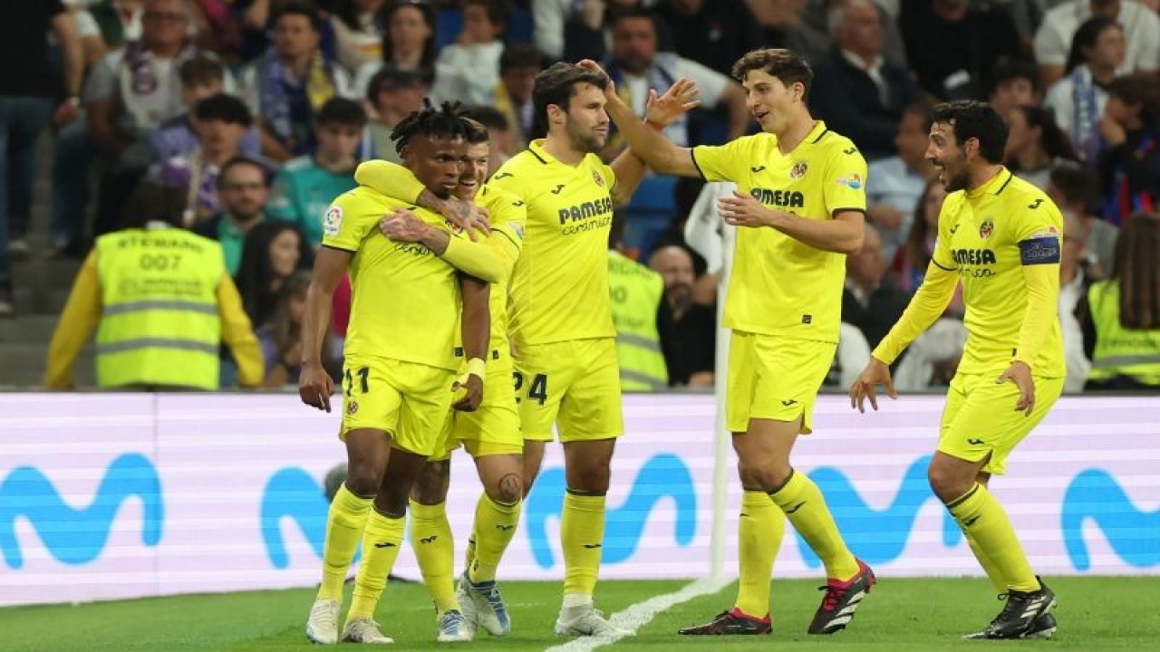 Gelandang Villarreal Samuel Chukwueze (kiri) merayakan gol ketiga dengan rekan setimnya dalam pertandingan Liga Spanyol lawan Real Madrid di Santiago Bernabeu pada 8 April 2023. ANTARA/AFP/PIERRE-PHILIPPE MARCOU