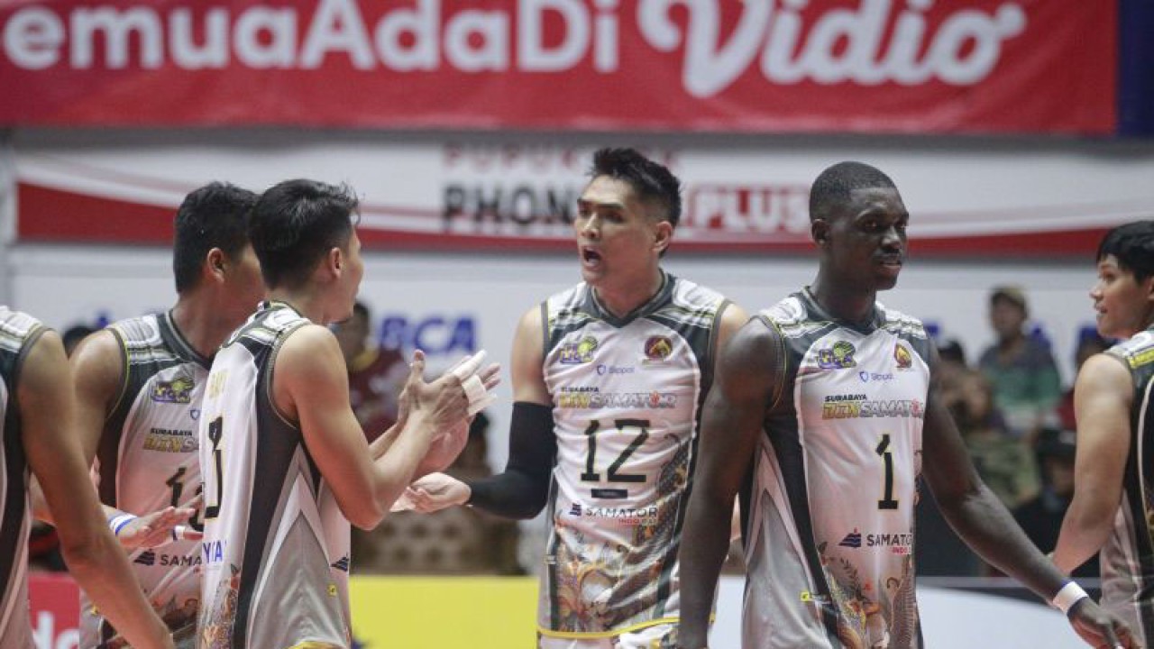 Ilustrasi - Pemain Surabaya BIN Samator Rivan Nurmulki (tengah) masih akan menjadi salah satu tulang punggung timnas bola voli Indonesia pada SEA Games 2023 di Kamboja. (ANTARA/HO-Humas Proliga)