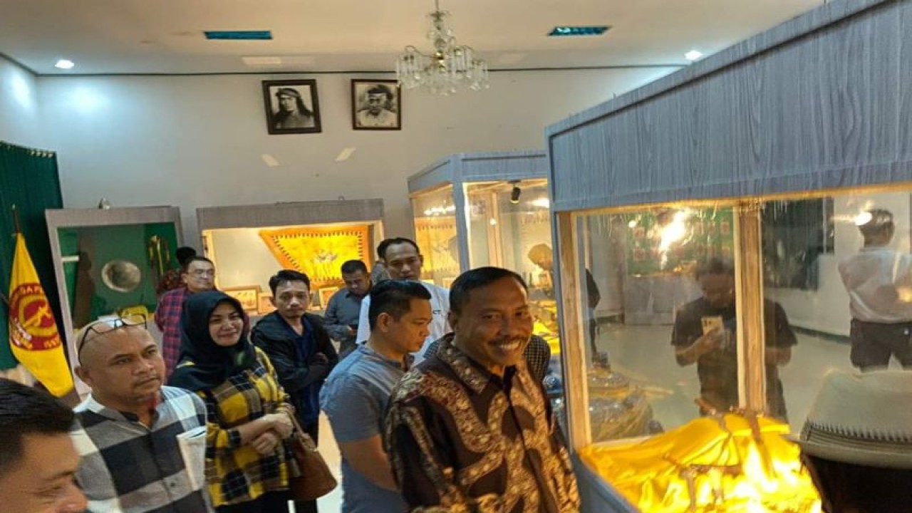 Wabup Bone H Ambo Dalle melihat kerajinan tradisional asli Bone yang dipamerkan di Festival Bone Riolo 2023.ANTARA/HO-Pemkab Bone