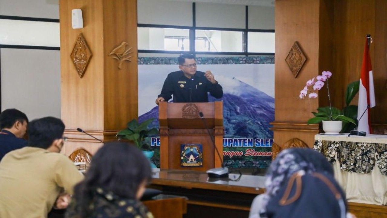 Wabup Sleman Danang Maharsa pada kegiatan "High Level Meeting" TPID Sleman di Aula Kantor Sekretariat Daerah Kabupaten Sleman, Senin (3/4/2023). ANTARA/HO-Bagian Prokopim Setda Sleman