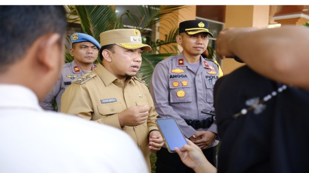 Wabup Siak, Husni Merza usai melaksanakan apel operasi lebaran di Polres Siak mengingatkan pengusaha kuliner untuk mencantumkan harga pada saat libur lebaran nanti. (ANTARA/HO-Pemkab Siak)