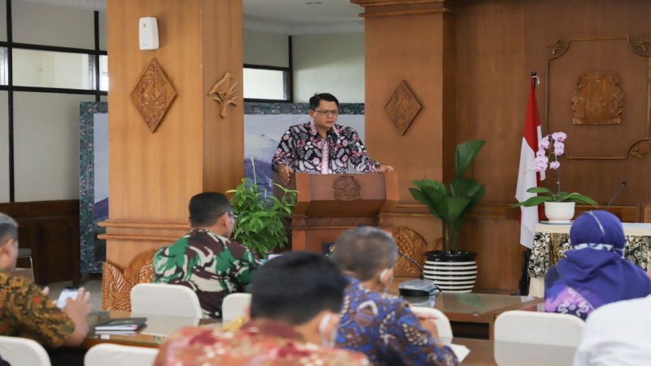 Wakil Bupati Sleman Danang Maharsa saat membuka rapat koordinasi Forum Komunikasi Publik (FKP) Regsosek di Aula Kantor Sekretariat Daerah Kabupaten Sleman, Selasa (11/4/2023). ANTARA/HO-Bagian Prokopim Setda Sleman