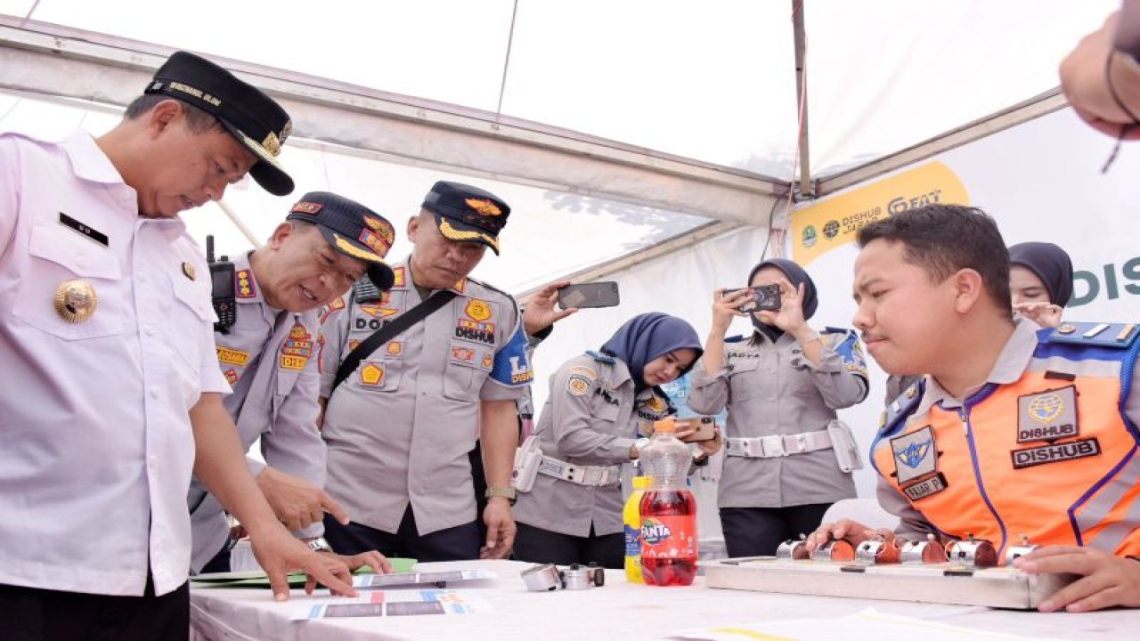 Wakil Gubernur Jawa Barat (Wagub Jabar) Uu Ruzhanul Ulum meninjau Posko Lebaran Pemantauan Arus Balik, di Posko Cihuni Kadungora, Kabupaten Garut, Rabu (26/4/2023). (ANTARA/HO-Humas Pemda Jawa Barat)