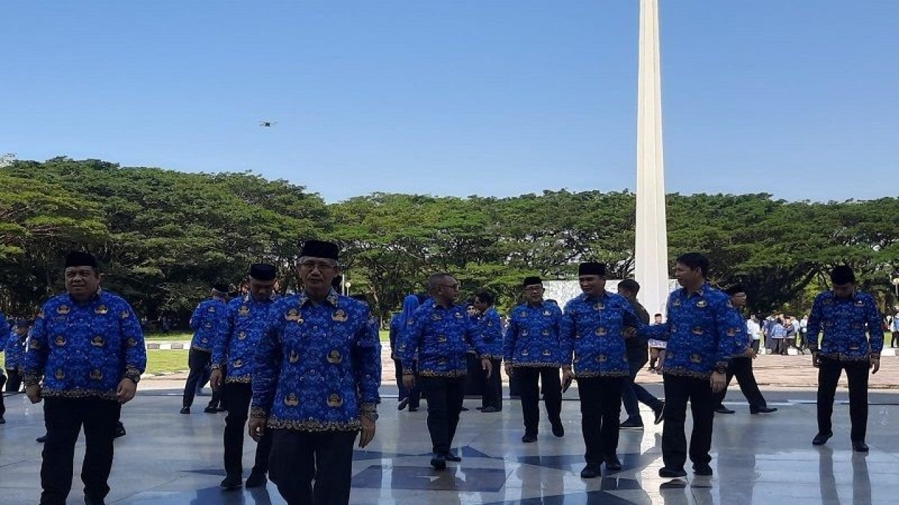 Wakil Gubernur Sultra Lukman Abunawas (kedua kiri) diapit sejumlah pejabat eselon II usai memimpin upacara bendera dalam rangka Hari Kesadaran Nasional di pelataran kantor gubernur di Kendari, Senin (17/4/2023). Foto ANTARA/Azis Senong