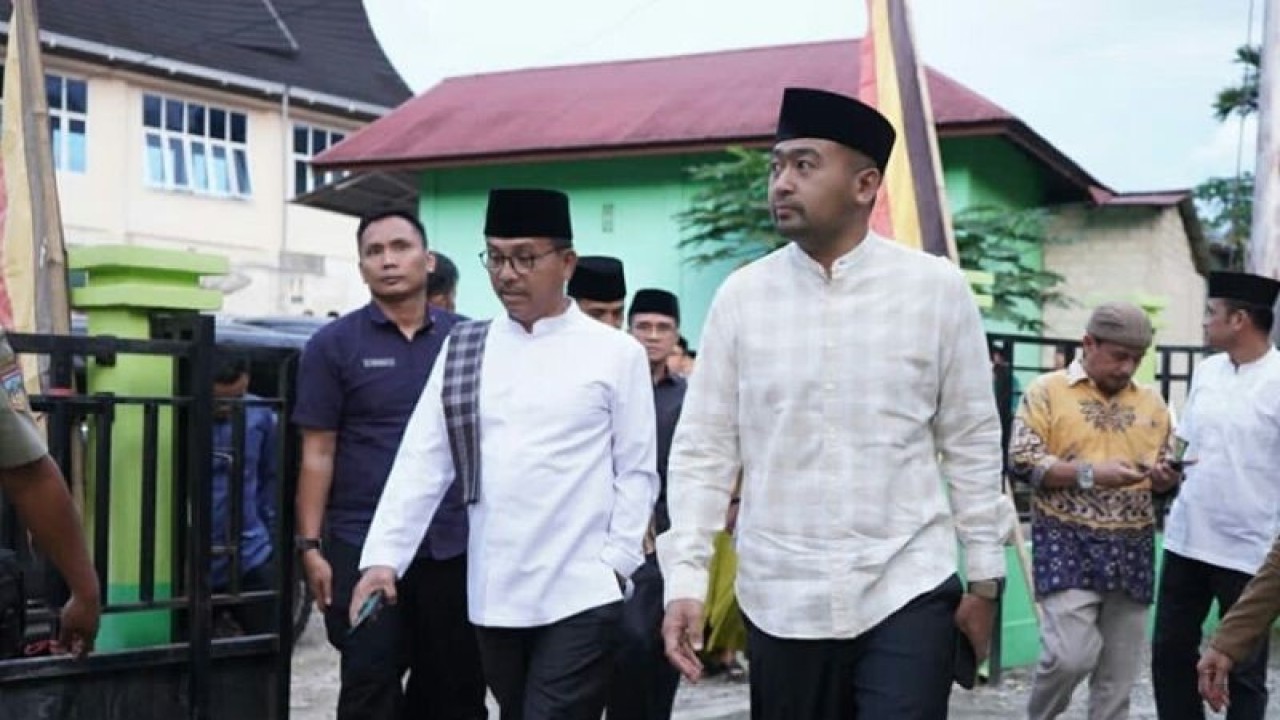 Wakil Gubernur Sumatera Barat Audi Joinaldi didampingi Bupati Solok Selatan Khairunas dalam kunjungan di Solok Selatan, Sumatera Barat, Selasa (4/4/2023).(ANTARA/Erik Ifansyah)