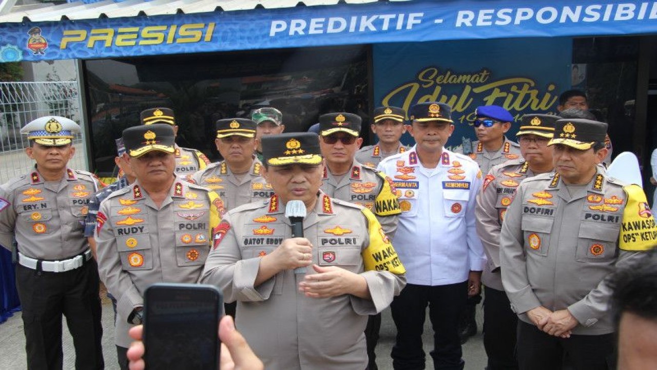 Wakil Kepala Kepolisian Republik Indonesia (Wakapolri ) Komjen Pol Gatot Eddy Pramono melaksanakan kunjungan dalam rangka peninjauan arus mudik di Pelabuhan Merak, Banten, Rabu (19/4/2023). ANTARA/HO-Polda Banten