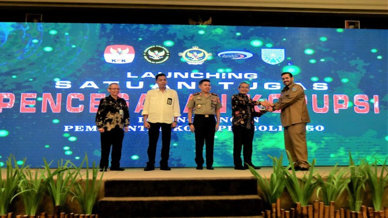 Wakil Ketua KPK Alexander Marwata (dua dari kanan) berjabat tangan dengan Wali Kota Probolinggo Hadi Zainal Abidin saat peluncuran Satgas Pencegahan Korupsi di Kota Probolinggo, Senin (3/4/2023). (ANTARA/HO-Diskominfo Kota Probolinggo)