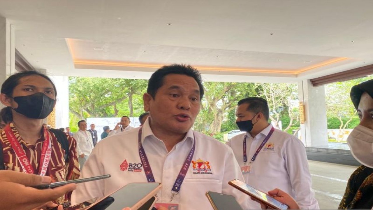 Wakil Ketua Umum Kadin Indonesia Bidang Pengembangan Otonomi Daerah Sarman Simanjorang. (ANTARA/Ade Irma Junida)