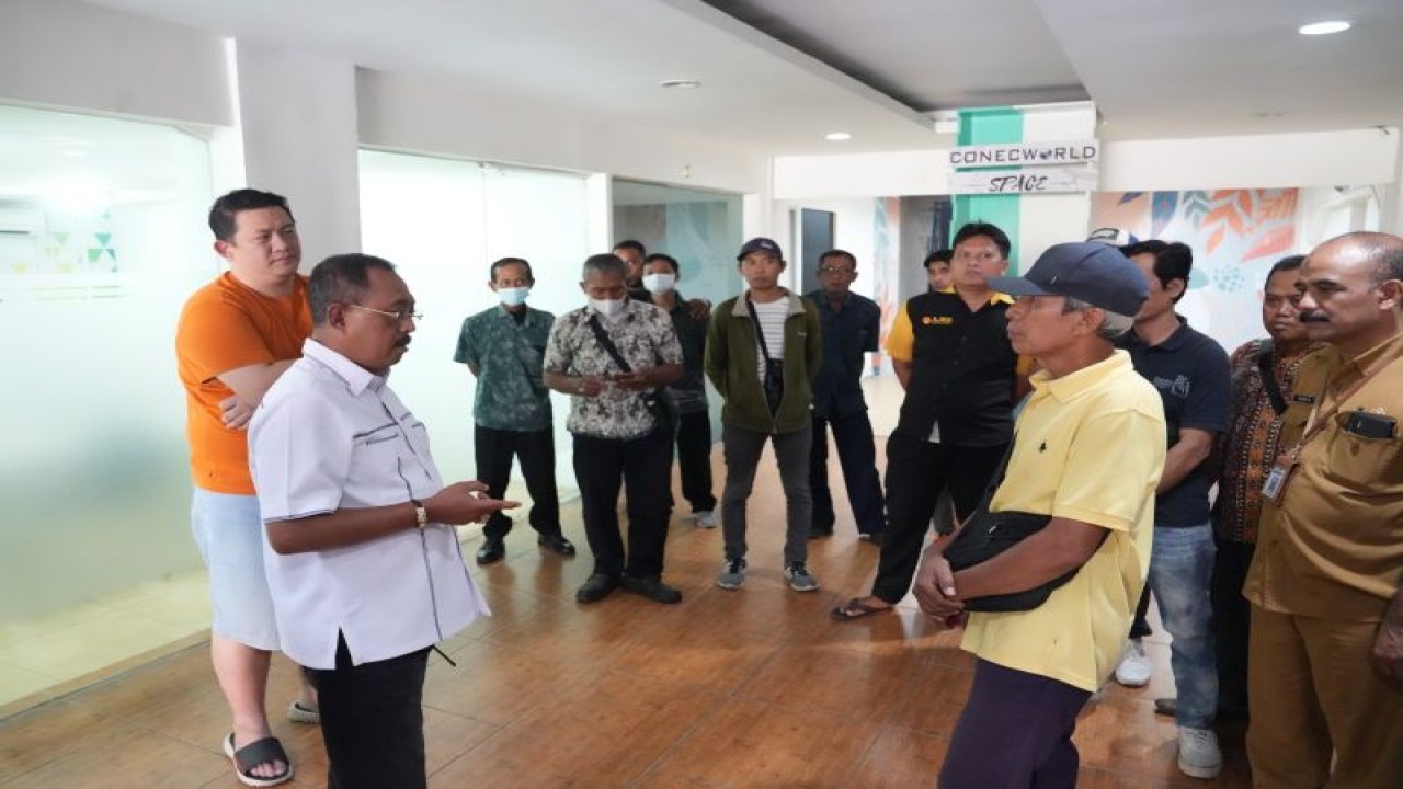 Wakil Wali Kota Surabaya Armuji (kiri) saat melakukan mediasi bersama perusahaan ritel yang berada di Kecamatan Wonokromo, Kota Surabaya, Selasa (11/4/2023). (ANTARA/HO-Pemkot Surabaya)