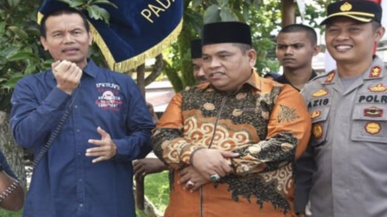 Wali Kota Pariaman, Sumbar Genius Umar (kiri) menyambut kendatangan perantau yang tergabung dalam Ikatan Keluarga Kecamatan IV Koto Aur Malintang (IKAKO AMAL) dari beberapa daerah di Indonesia, bertempat di Terminal Jati Kota Pariaman, Senin (23/4/2023). (ANTARA/HO-Diskominfo Pariaman)