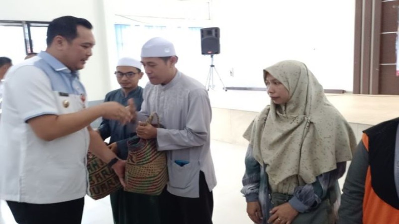 Wali Kota Banjarbaru Muhammad Aditya Mufti Ariffin menyerahkan simbolis paket sembako bantuan Pemkot Banjarbaru yang dibagikan kepada masyarakat sebanyak 2.165 paket di Aula Dinsos Banjarbaru, Rabu (11/4/2023). (ANTARA/Yose Rizal)
