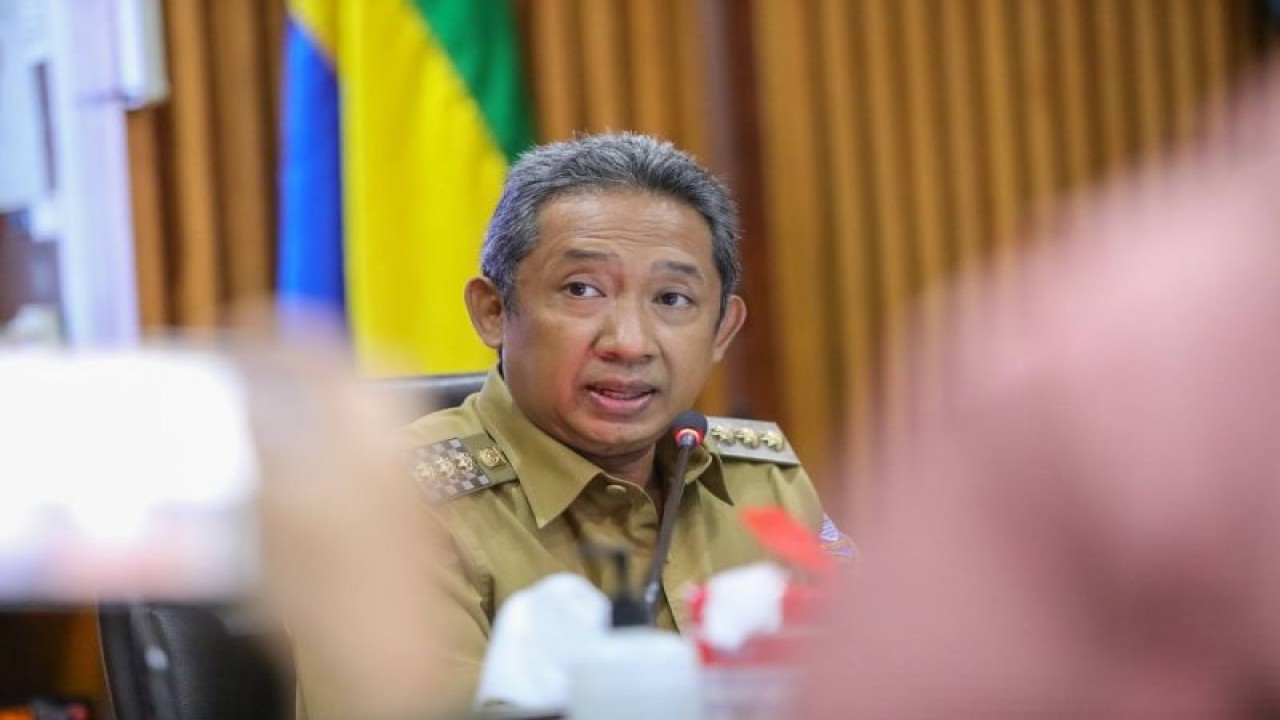 Wali Kota Bandung Yana Mulyana memberikan keterangan di Balai Kota Bandung, Senin (3/4/2023). (ANTARA/Istimewa)