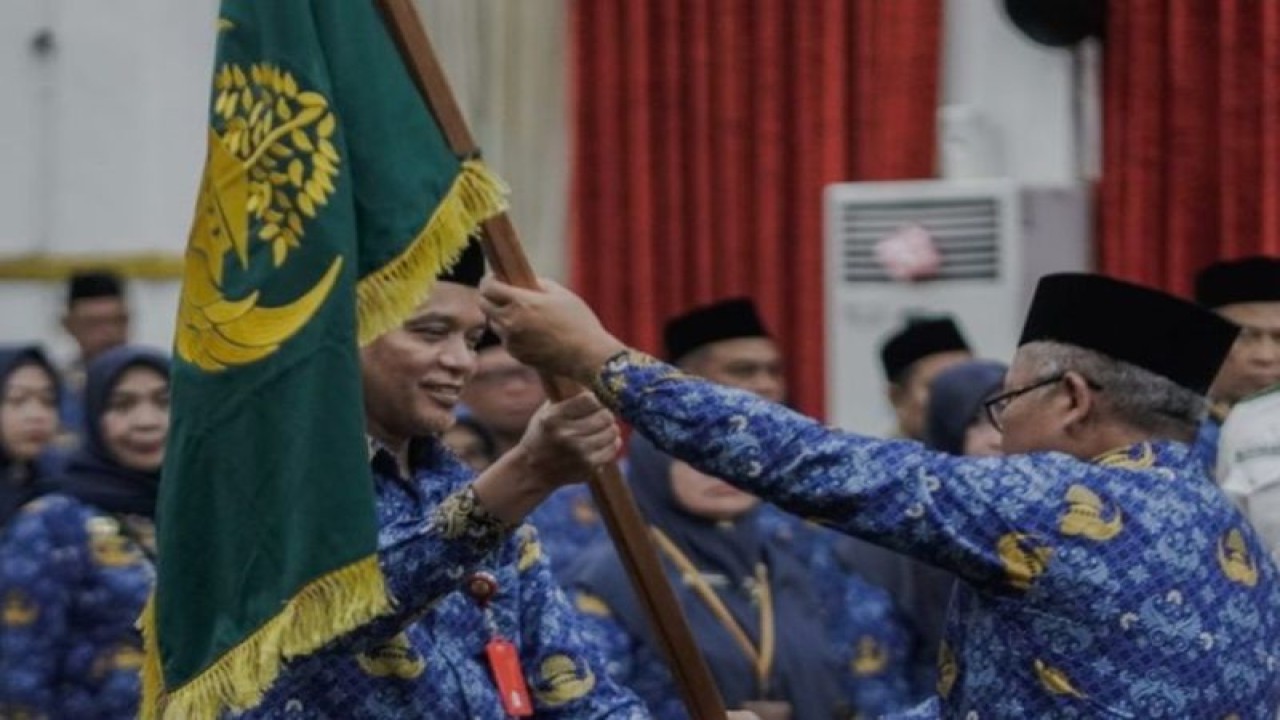 Ketua Dewan Pengurus Korpri Banjarbaru Said Abdullah menerima bendera organisasi dari Wakil Ketua I Korpri Kalsel Sulhan pada pengukuhan di Aula Gawi Sabarataan Pemkot Banjarbaru, Senin (3/4/2023). (ANTARA/HO-Kominfo Kota Banjarbaru)