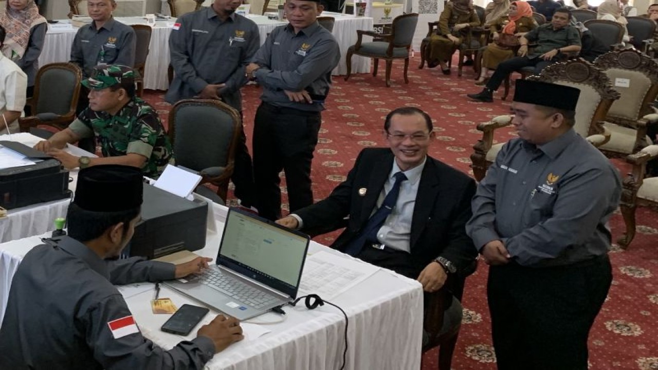 Wali Kota Harnojoyo membayar zakat pada kegiatan Gerakan Berzakat di Palembang, Selasa (11/4/2023). (ANTARA/Ahmad Rafli Baiduri)