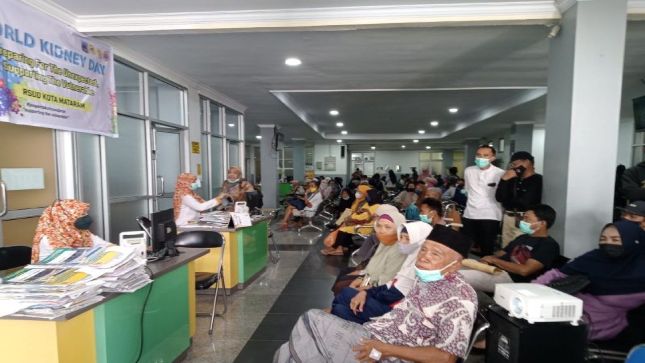 Aktivitas layanan kesehatan di Rumah Sakit Umum Daerah (RSUD) Kota Mataram, Provinsi Nusa Tenggara Barat. (ANTARA/Nirkomala)