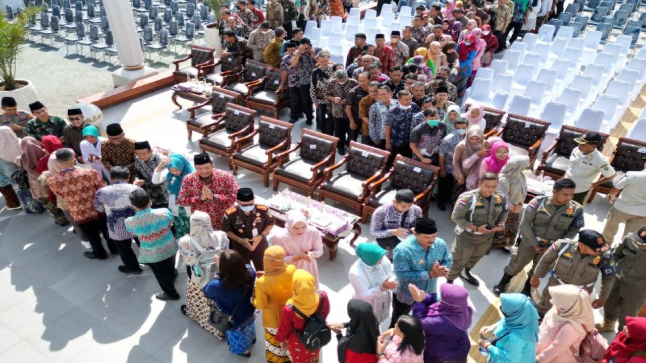Wali Kota Madiun Maidi menggelar kegiatan halal bihalal bersama pegawai Pemkot Madiun di Pahlawan Religi Center (PRC), tepatnya di depan replika Kabah di Taman Sumber Umis Kota Madiun, Kamis (27/4/2023). ANTARA/HO-Diskominfo Kota Madiun