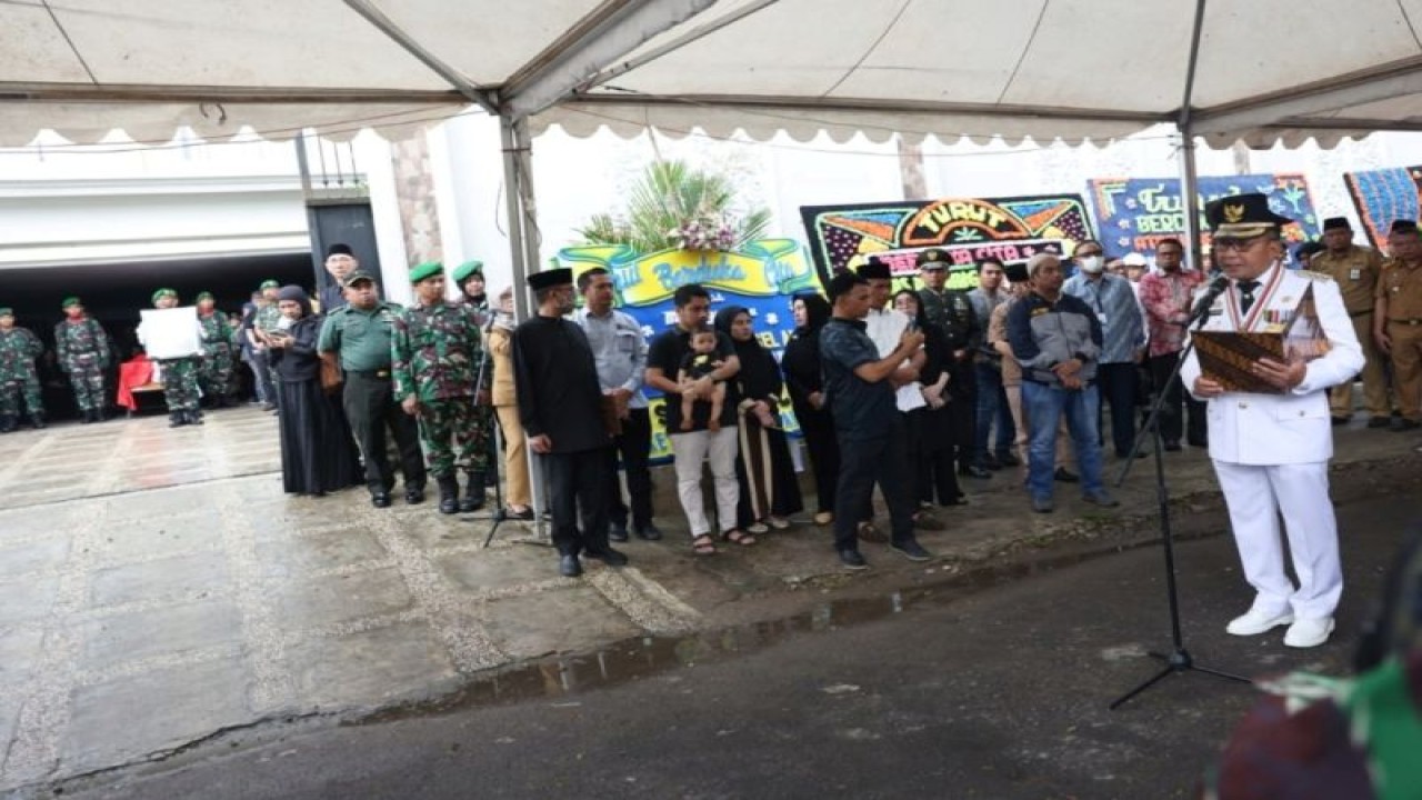 Wali Kota Makassar Moh Ramdhan Pomanto (kanan) menyampaikan amanat saat menjadi inspektur upacara dalam prosesi pelepasan jenazah almarhum Muhammad Rapsel Ali di rumah duka , Jalan Bonto Mangepe, Makassar, Sulawesi Selatan, Senin (10/4/2023). ANTARA/HO/Dokumentasi Humas Pemkot Makassar.