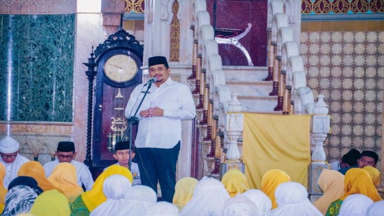 Wali Kota Medan Bobby Nasution ketika menghadiri pengajian Al Hidayah Kota Medan di Masjid Raya Al Mashun, Medan, Rabu (12/4/2023). ANTARA/HO-Diskominfo Kota Medan
