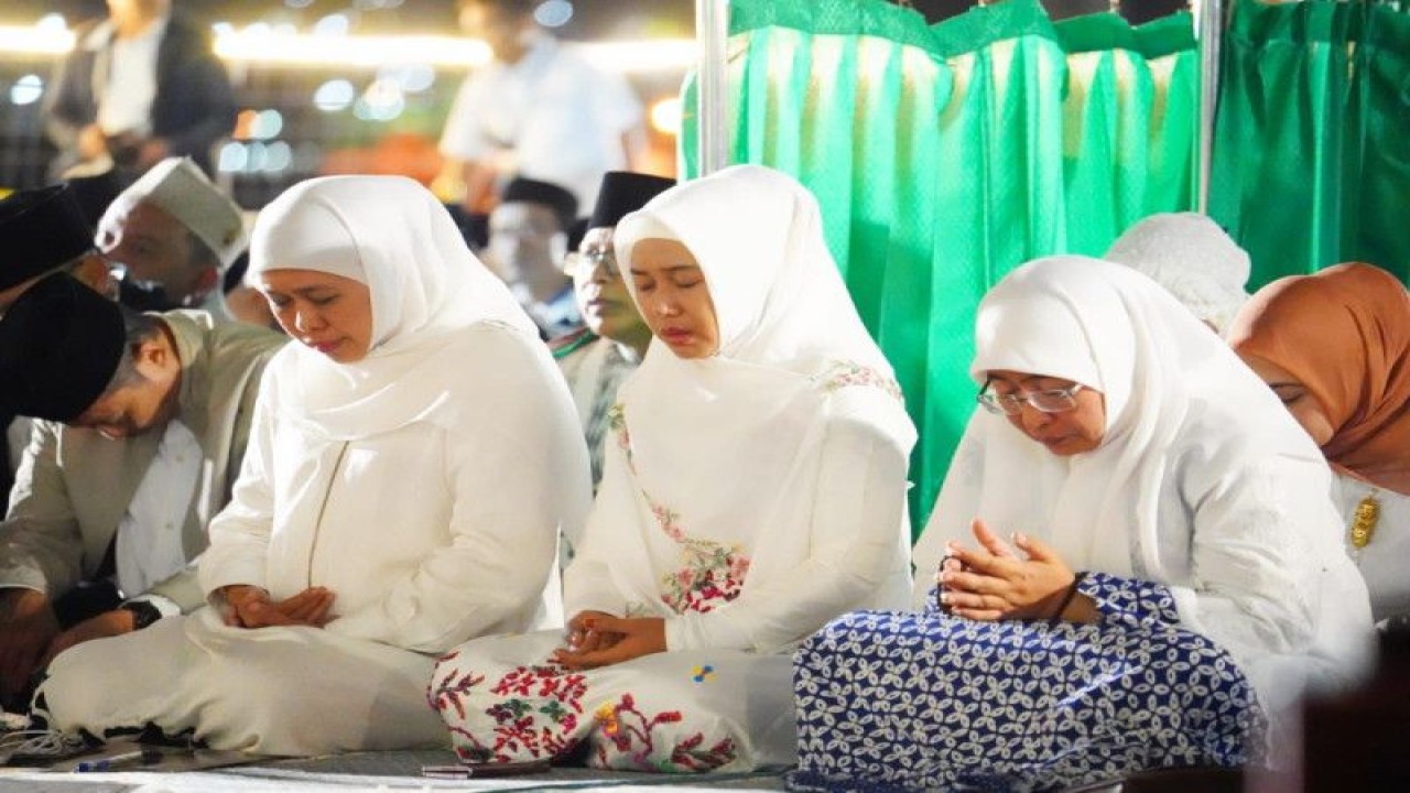 Wali Kota Mojokerto Ika Puspitasari (dua kanan) bersama dengan Gubernur Jawa Timur Khofifah Indar Parawansa (tiga kanan) saat kegiatan Qiyamullail di atas Kapal Republik Indonesia (KRI) Surabaya 591, Rabu (12/4/2023) dini hari. ANTARA/HO Pemkot Mojokerto