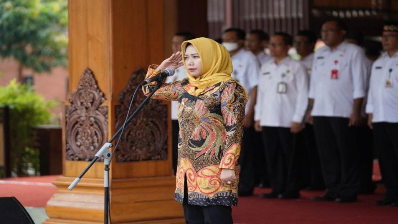 Wali Kota Mojokerto, Jawa timur Ika Puspitasari saat memimpin apel hari pertama masuk kerja setelah cuti bersama Idul Fitri 1444 Hijriah, bagi aparatur sipil negara (ASN) Pemerintah Kota (Pemkot) Mojokerto di Halaman Kantor Wali Kota Mojokerto, Rabu (26/4/2023). FOTO ANTARA/HO Pemkot Mojokerto