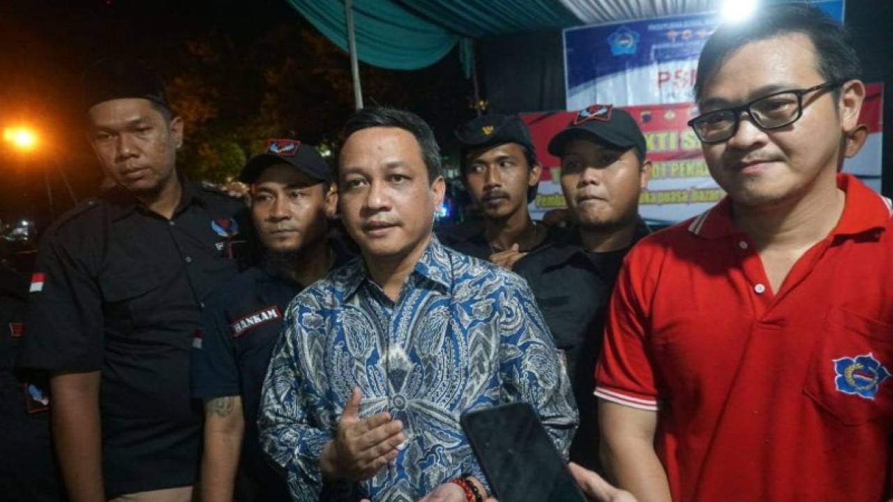 Wali Kota Pekalongan Afzan Arslan Djunaid (baju batik biru). (ANTARA/HO-Humas Kota Pekalongan)